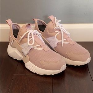Women’s 7.5 Nike Huarache Rose Colored Shoes